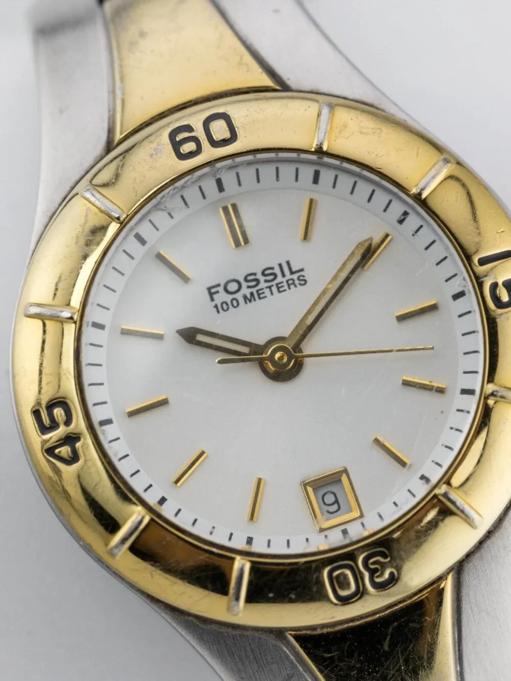 Fossil scratches fully